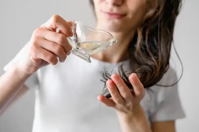 Hydrolat do włosów - Co to jest i jak go używać z głową?