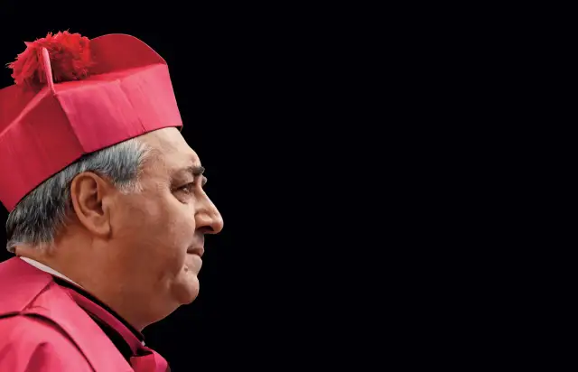 Portret mężczyzny w czerwonej birecie i szacie, przypominającej strój nuncjusza apostolskiego.