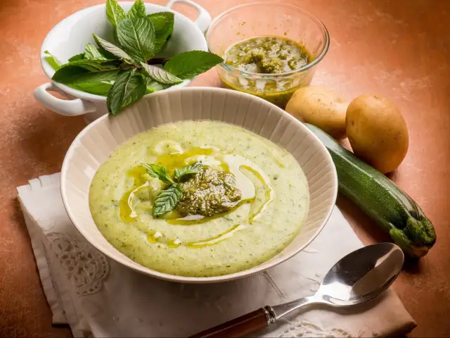 Zupa z cukinii z pesto, miętą, ziemniakami i cukinią.