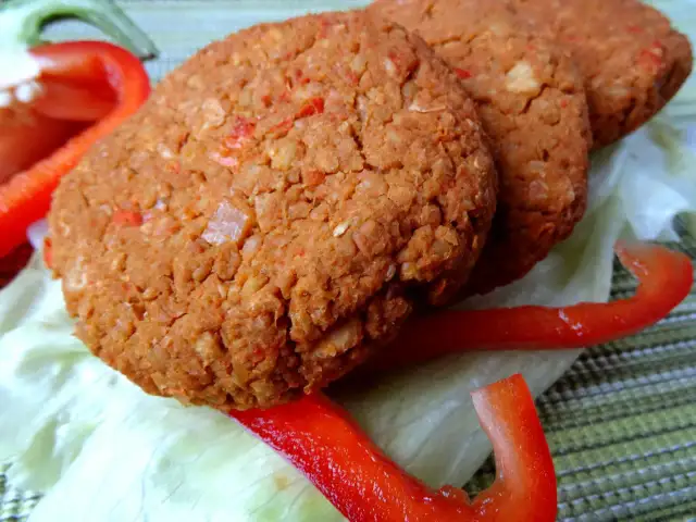 Burger z ciecierzycy: jak zrobić perfekcyjny kotlet, który się nie rozpada?