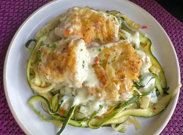 Pyszny dorsz na spaghetti z cukinii – zdrowe danie, które zachwyca
