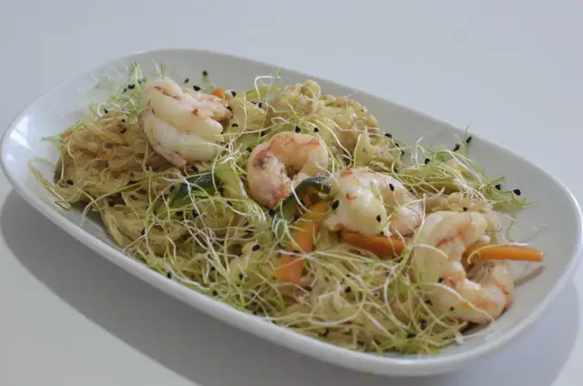 Fideos de arroz con gambas - Trucos para que no se peguen ni rompan