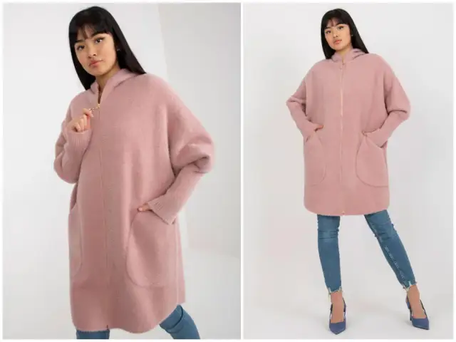 Mięciutki różowy kardigan z kapturem, który świetnie sprawdzi się jako alpaka plus size. Model z zamkiem i praktycznymi kieszeniami.