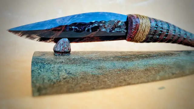 Ein kunstvoll gefertigtes Messer mit einer Klinge aus Obsidian, die wie ein Bergsee reflektiert. Die Griffverwendung von Obsidian zeigt seine vielseitige Schönheit.