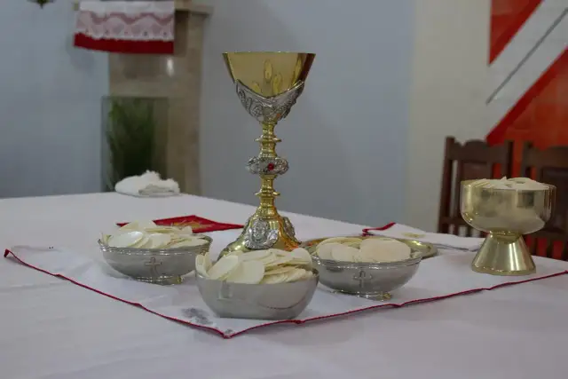 Ołtarz z kielichem i opłatkami. Czy sennik to grzech? Nie, to tylko symbolika.