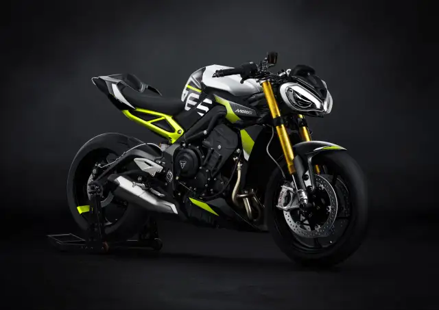 Nowoczesny motocykl Triumph Street Triple w białym i czarnym malowaniu z neonowo-żółtymi akcentami, gotowy do drogi.