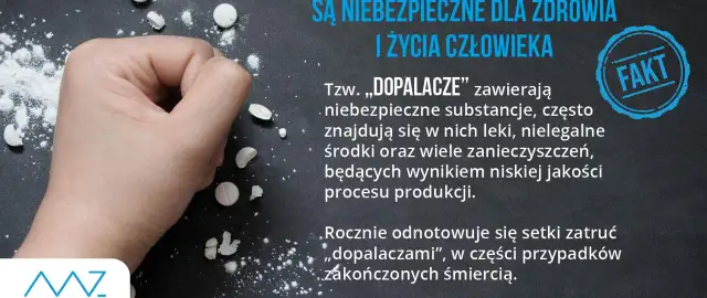 Dłoń zbliża się do białego proszku i tabletek. "Dopalacze" zawierają niebezpieczne substancje toksyczne, leki i zanieczyszczenia.