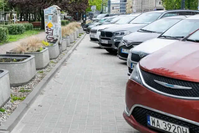Jak parkować na chodniku, aby uniknąć mandatu i problemów?