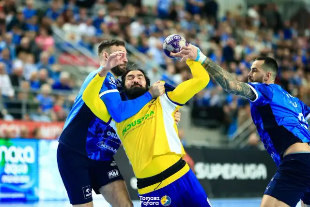 Zacięta walka na parkiecie: Vive Kielce kontra Wisła Płock. Piłkarze walczą o każdą piłkę w emocjonującym meczu.