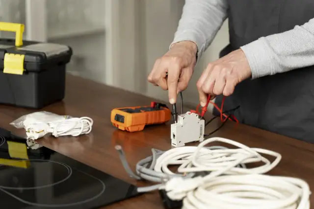 Jak podłączyć przedłużacz bezpiecznie i uniknąć zagrożeń elektrycznych