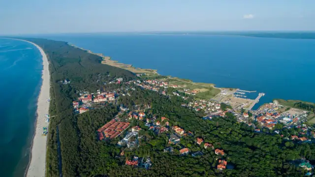 Krynica Morska - w jakim województwie leży ta urokliwa miejscowość?