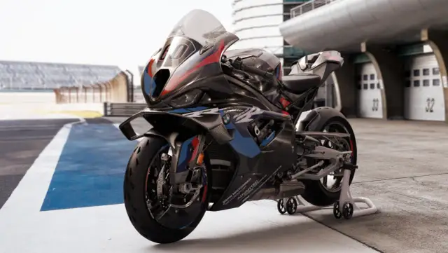 Czarny motocykl BMW M 1000 RR na torze wyścigowym, gotowy do pobicia rekordów. To najszybszy motor na świecie.