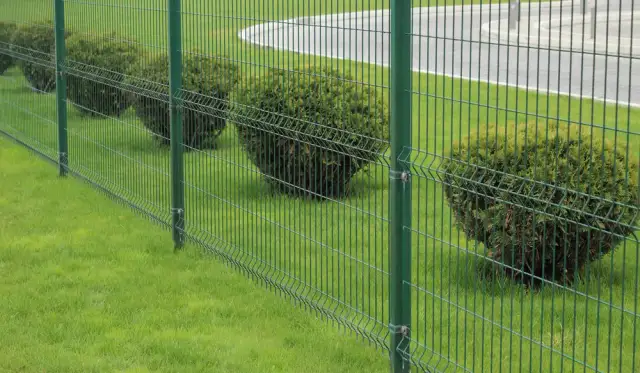 Ogrodzenie z Siatki: Z Podmurówką Czy Bez? Porównaj Opcje
