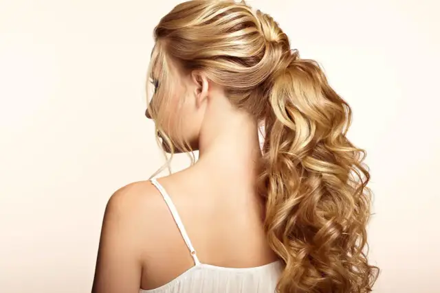Eleganckie upięcie włosów długich, blond loki spływają kaskadą.