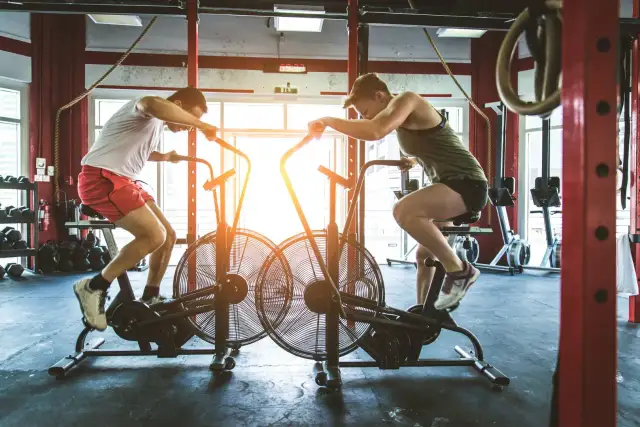 Trening CrossFit: jak wygląda i czy jest dla Ciebie? Przewodnik