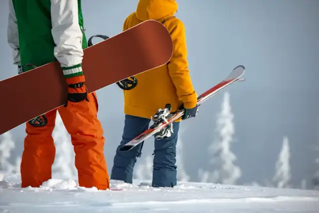Narty czy snowboard na początek? Sprawdź, co wybrać!