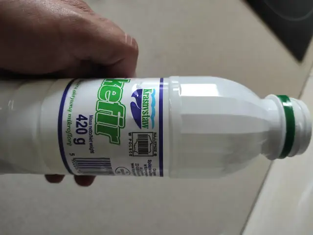 Kefir Krasnystaw 420g, idealny na zdrową przekąskę. Sprawdź jego wartości odżywcze i kcal!
