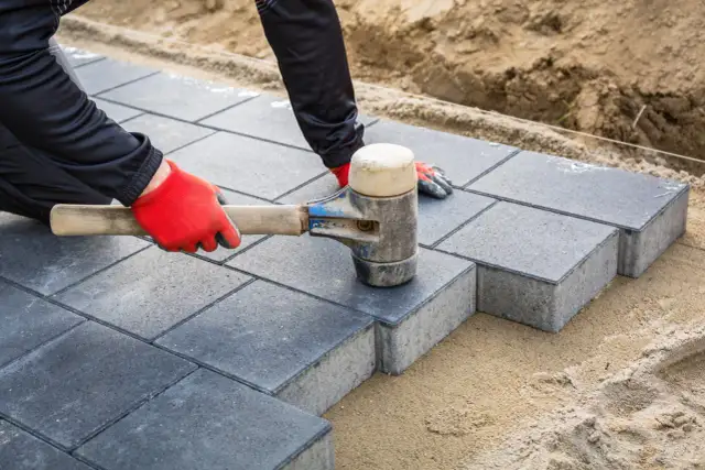 Kostka brukowa na lata: Jak przygotować podłoże krok po kroku?