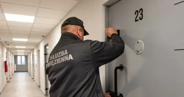 Dlaczego chce pracować w służbie więziennej? Odkryj motywacje i korzyści