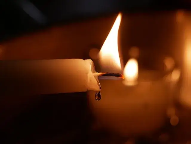 Jak rozpuścić wosk ze świeczki bezpiecznie i skutecznie w 5 krokach