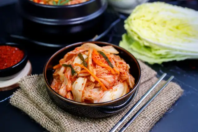 Kimchi: jak jeść? Przepisy, polskie fusion i zdrowie na talerzu.