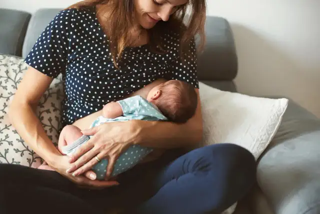 Choroba matki a karmienie piersią: Kiedy mleko to najlepsza tarcza?