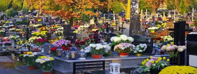 Jak przymocować wiązankę do pomnika, aby uniknąć jej zniszczenia