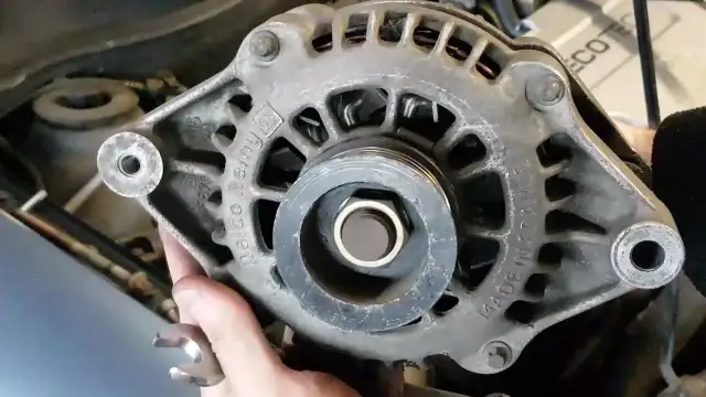 Demontaż alternatora Opel Astra G: Benzyna vs Diesel różnice