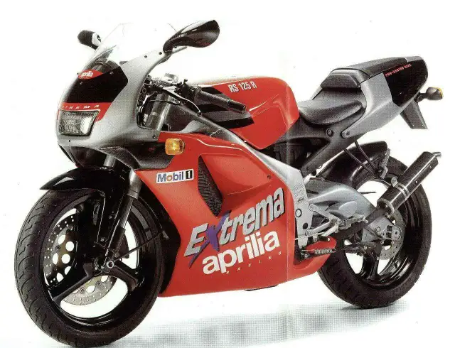 Czerwona Aprilia RS 125 Extrema, gotowa do osiągnięcia v-max.