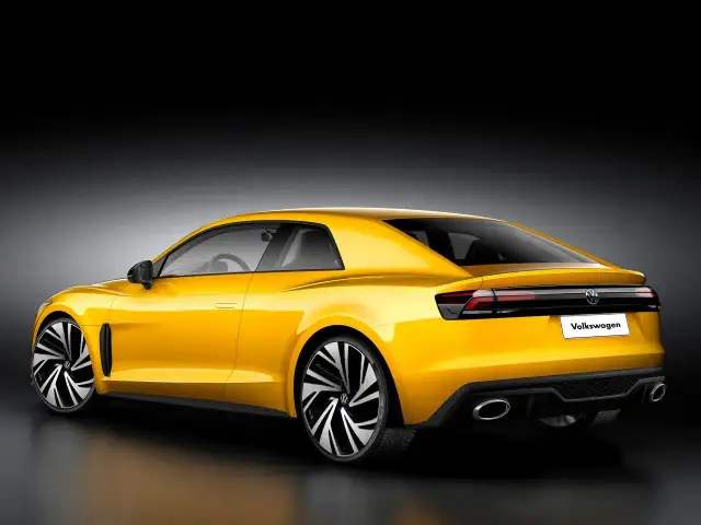 Żółty Volkswagen Corrado z nowoczesnym designem, sportowymi felgami i podwójnymi końcówkami wydechu.