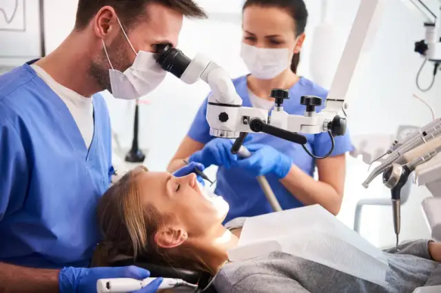 Lekarz dentysta w Polsce: czy to pełnoprawny lekarz?