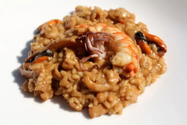 Delicioso risotto de langostinos con mejillones y calamares, cremoso y lleno de sabor marino.