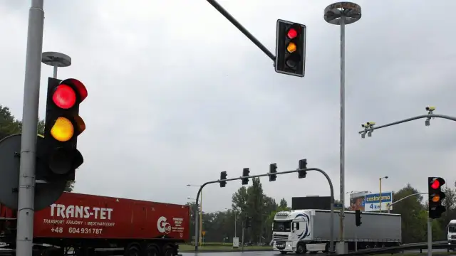 Białe kamery nad światłami - mandat czy monitoring?