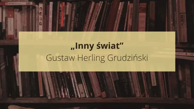 Na tle regału z książkami widnieje napis „Inny świat” Gustawa Herlinga-Grudzińskiego. To streszczenie jego przejmującej opowieści o życiu w łagrze.