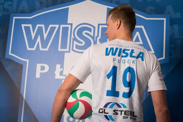 Krzysztof Kisiel, siatkarz Wisły Płock, z piłką w ręku.