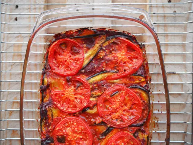 Zapiekanka z bakłażana i pomidorów w naczyniu żaroodpornym, na kratce.