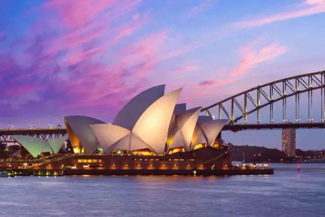 Opera w Sydney i most Harbour Bridge o zachodzie słońca.