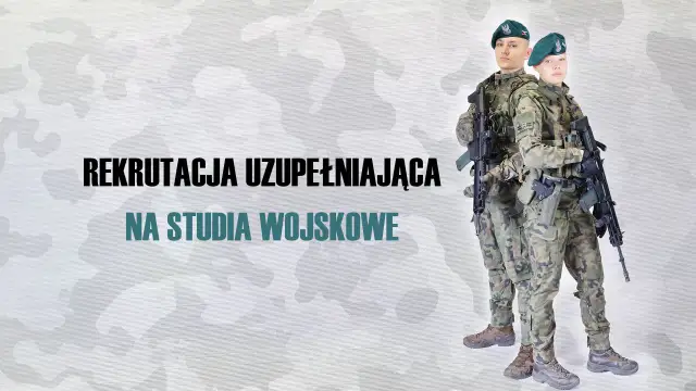 Dwóch żołnierzy w mundurach i beretach, trzymających broń, na tle kamuflażu.