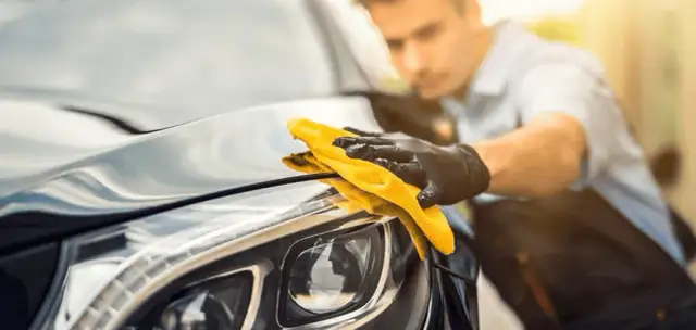 Jak woskować auto? Kompletny poradnik dla lustrzanego lakieru