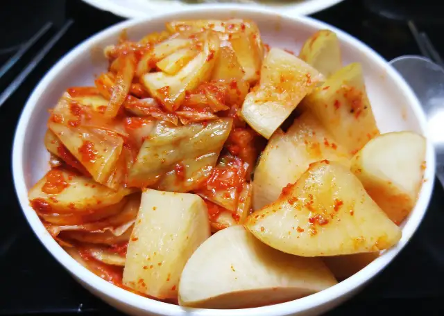 Jak długo przechowywać kimchi? Praktyczny poradnik eksperta