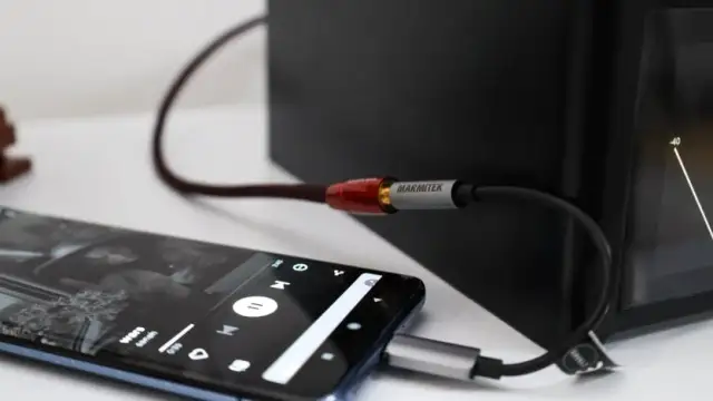 Jak bezprzewodowo puścić muzykę z telefonu na wieżę stereo?