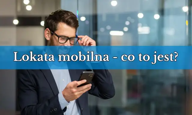 Mężczyzna w okularach i garniturze sprawdza coś na telefonie. Napis na niebieskim tle: "Lokata mobilna - co to jest?".