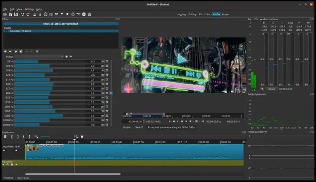 Shotcut, program do łączenia filmów, z widocznym edytorem audio i wizualizacją dźwięku.