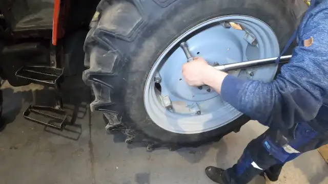 Filtr hydrauliki MF 255: Gdzie jest i jak go wymienić krok po kroku?