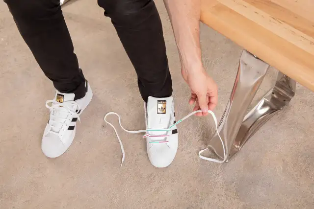 Jak wiązać sneakersy? Stylowe i praktyczne metody krok po kroku