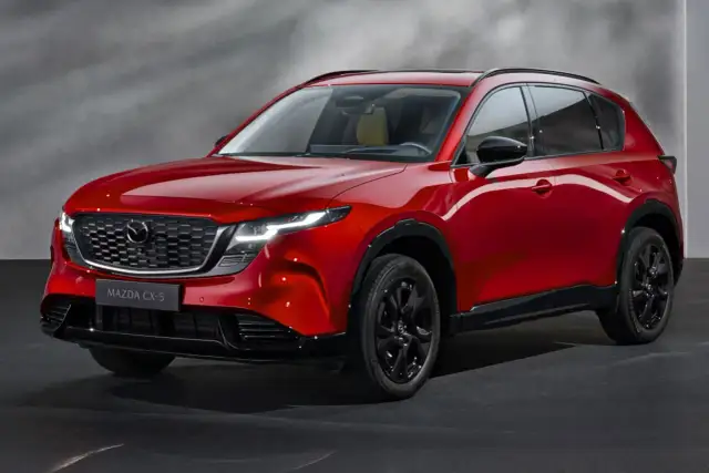 Czerwona Mazda CX-5 2026 z czarnymi felgami i detalami, prezentująca nowoczesny design SUV-a.