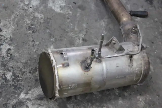Filtr DPF z widocznymi rurkami. Zastanawiasz się, co ile wypala się DPF? To zależy od stylu jazdy i jakości paliwa.