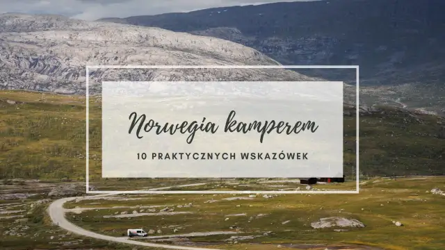 Krajobraz Norwegii z krętą drogą, kamperem i napisem "Norwegia kamperem".