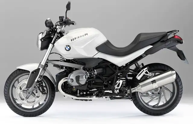 Biały motocykl BMW R1200R z czarnym siedzeniem i detalami, prezentujący moc i styl.