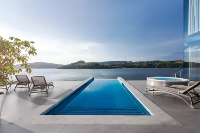 Basen z widokiem na góry - Jak znaleźć hotel z prawdziwą panoramą?